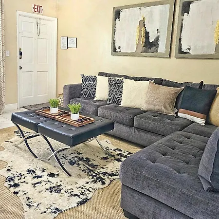 Glam 2 Bedroom Apartment Close To Nsu In Cooper City